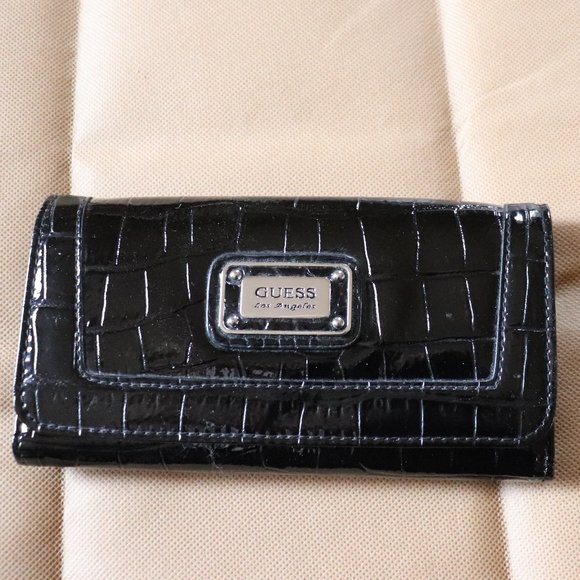 GUESS WALLET- Never Used - Picture 1 of 6